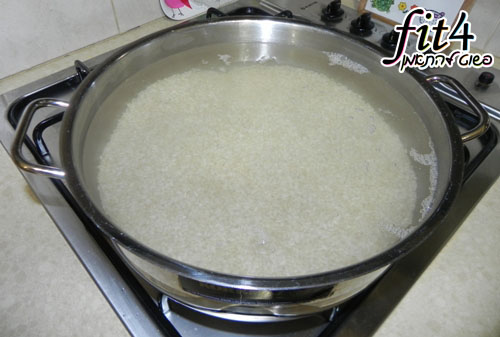 שמים את האורז המושרה בסיר מלא במים ומביאים לרתיחה